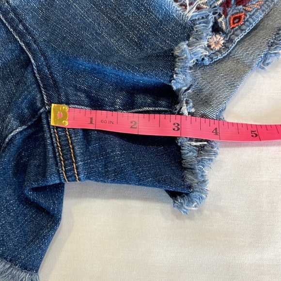 MAURICES Size 9/10 Distressed Denim Jean Shorts Embroidered Exposed Pockets - Picture 10 of 10